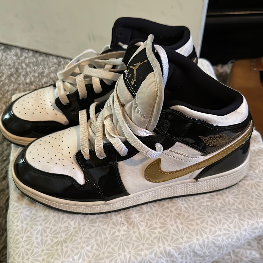 Jordan Mid 1’s